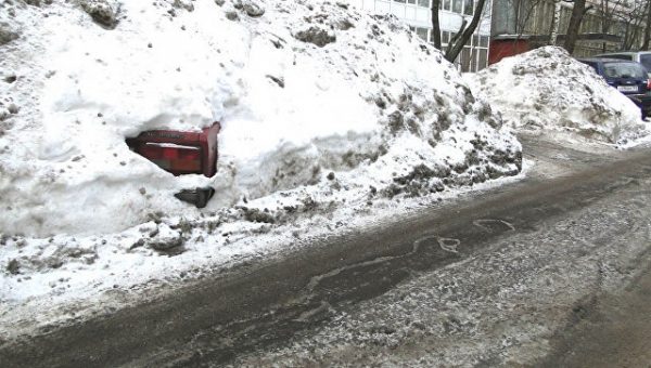 В Гомеле спасатели завершили работы на катке, с крыши которого упал снег
