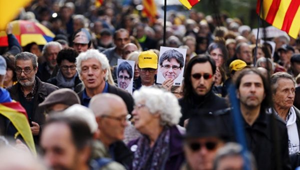 Сторонники независимости Каталонии митингуют против задержания Пучдемона