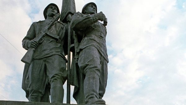 Россия пригрозила Литве ответными мерами за снос советских памятников
