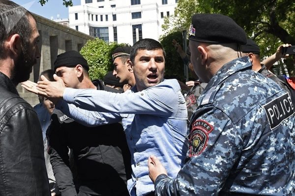 В Ереване демонстранты потребовали избрать премьером Никола Пашиняна