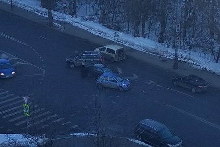 Не уступившая дорогу пожилая автомобилистка врезалась в иномарку