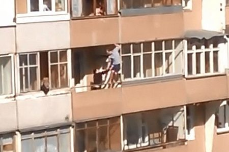 Участковый спас агрессивного мужчину от прыжка с балкона