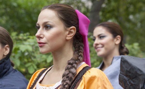Актриса Анастасия Стежко о верности делу в сериале «Березка», жизни в эпоху интернета и машине времени под названием «кино»