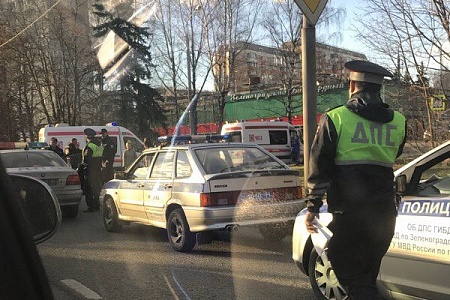 Молодые люди пострадали при падении с мотоцикла на Сосновой аллее