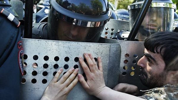 Полиция Еревана попросила журналистов не мешать обеспечению безопасности