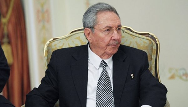 Рауль Кастро заявил, что останется главой кубинской компартии до съезда