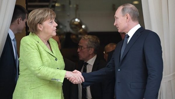 Путин и Меркель условились продолжать работу в "нормандском формате"
