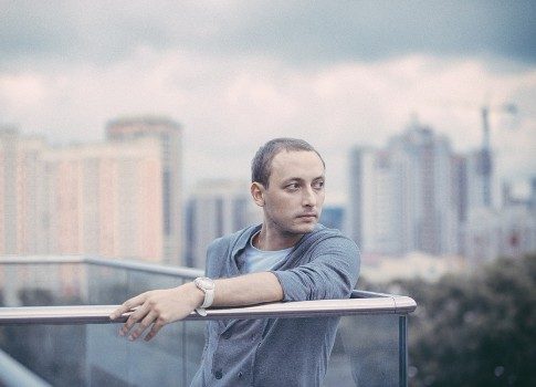 Режиссер Тимофей Кулябин о демонстрации спектакля «Иванов» в кинотеатрах, чеховском юморе и работе с Елизаветой Боярской 