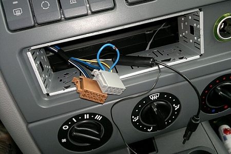 Неоднократно судимый молодой человек попался на краже автомагнитолы
