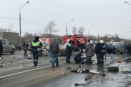 Водитель BMW устроил лобовое столкновение с фурой на Ленинградке