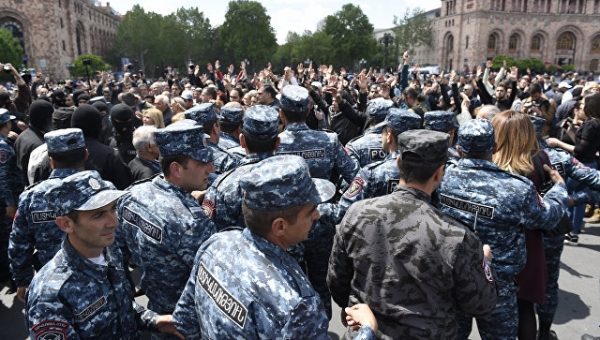 В Ереване полиция задержала трех оппозиционных депутатов