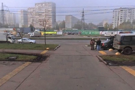 Автомобиль сбил переезжавшего дорогу ребенка на самокате