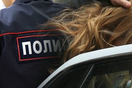Пьяная посетительница кафе угрожала полицейским и ударила одного из них