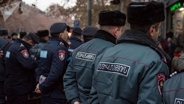 В центре Еревана протестующие ворвались в здание радиостанции