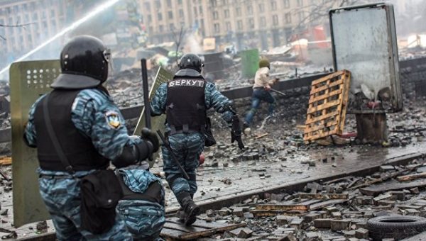 Во Франции задержали предполагаемых "провокаторов евромайдана"