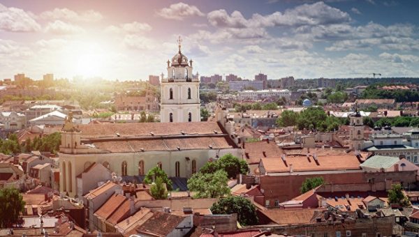 Мужчина в маске и защитном костюме напугал мэра Вильнюса и его детей
