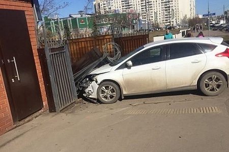 Легковушка протаранила ворота КПП пункта полиции в 15 микрорайоне