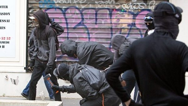 В Париже при попытке нападения радикалов на банк пострадали полицейские