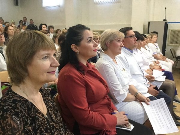 Поздравляем медицинских сестер и акушерок!