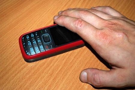 Мужчину задержали за кражу забытого хозяином мобильника