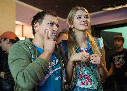 Накладные животы и вождение без прав: ТНТ расскажет о закулисье ситкома «СашаТаня»