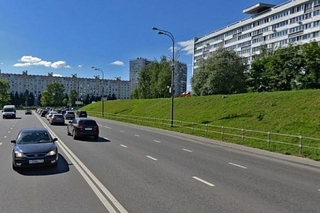 Фургон устроил «паровозик» перед «зеброй» на Савелкинском проезде
