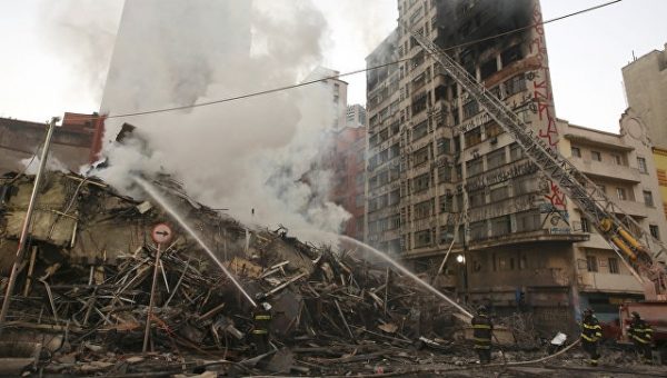 СМИ назвали возможную причину пожара в высотке в Сан-Паулу