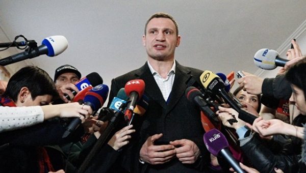 Кличко назвал провокацией драку украинских и английских футбольных фанатов