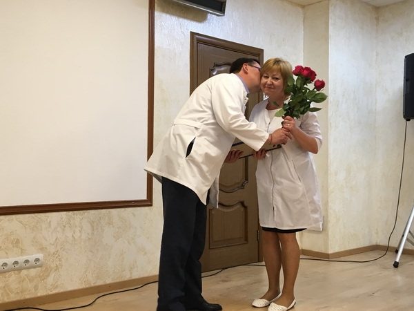 Поздравляем медицинских сестер и акушерок!