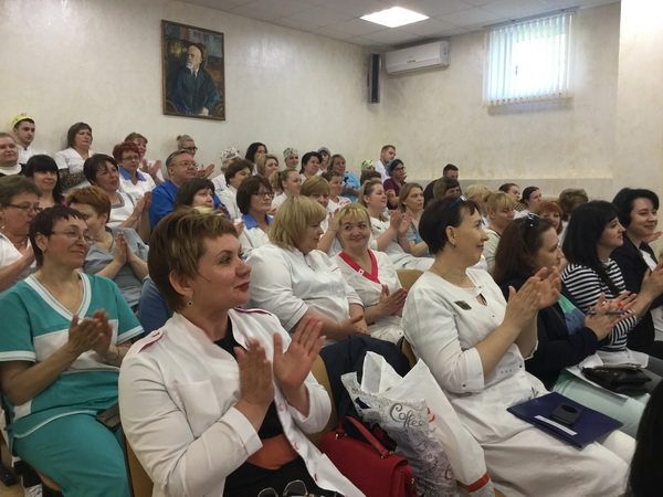 Поздравляем медицинских сестер и акушерок!