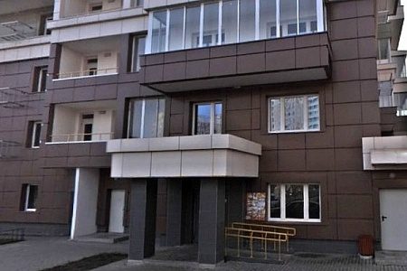 Выпавшая из окна жилого дома женщина скончалась в больнице