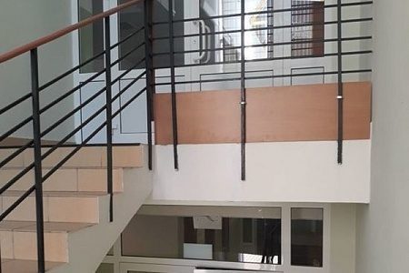 Ребенок получил тяжелые травмы при падении в лестничный пролет