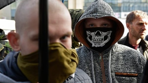 Радикалы бросили дымовую шашку в здание телеканала "Интер"