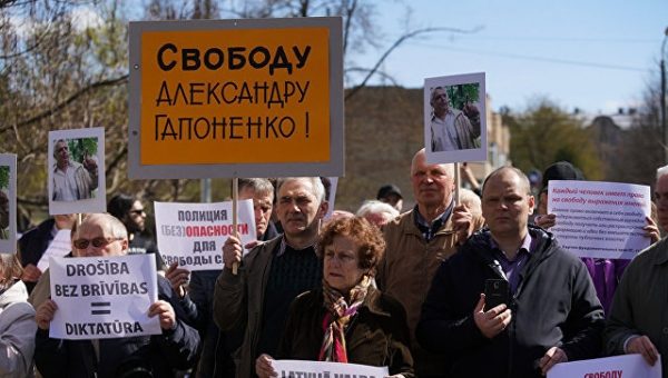 В Риге прошел пикет в поддержку задержанных защитников русских школ