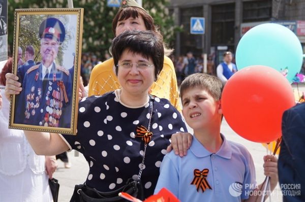 В Луганске "Бессмертным полком" прошли около 50 тысяч человек