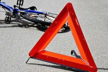 Легковушка сбила велосипедиста во дворе 15 микрорайона