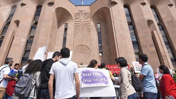 В Ереване проходят акции с требованием отставки мэра