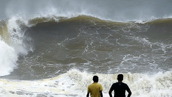 Три человека погибли и восемь тысяч пострадали из-за шторма в Шри-Ланке