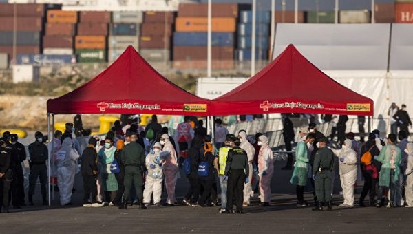 Около 30 подростков, прибывших на Aquarius в Испанию, попытались сбежать