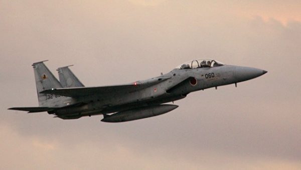 В Японии чуть не столкнулись два F-15 и гражданский самолет