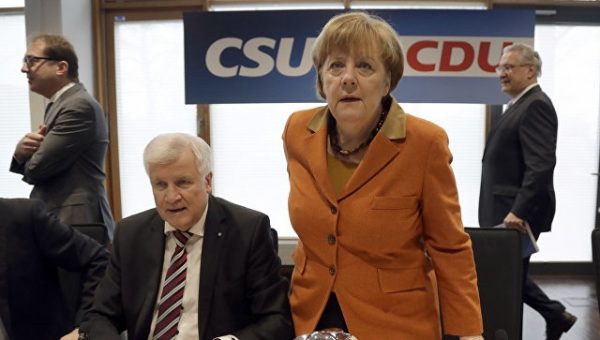 Глава МВД ФРГ Зеехофер не хочет работать с Меркель