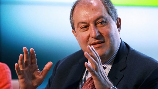 Президент Армении отказался пожать руку послу Испании