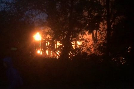 В 19 микрорайоне сгорел заброшенный деревянный дом