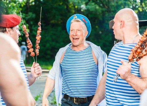 Ни шагу назад: Пятый канал покажет многосерийный боевик «Братаны»