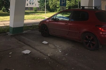 Упавшая с «Флейты» штукатурка повредила автомобиль