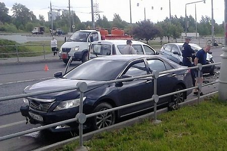 Три машины столкнулись напротив 20 микрорайона