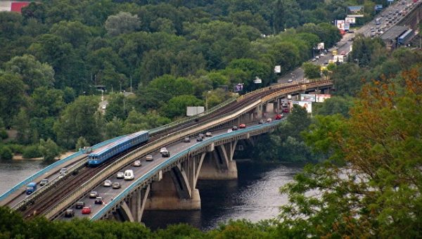 Мост через Днепр в Киеве может рухнуть в любой момент, заявил проектировщик