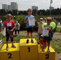 На берегу Школьного озера состоялась гонка на самокатах