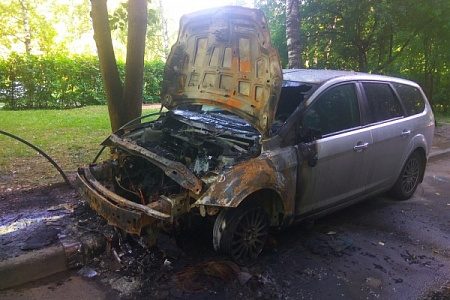 Две иномарки сгорели ночью в 4 микрорайоне