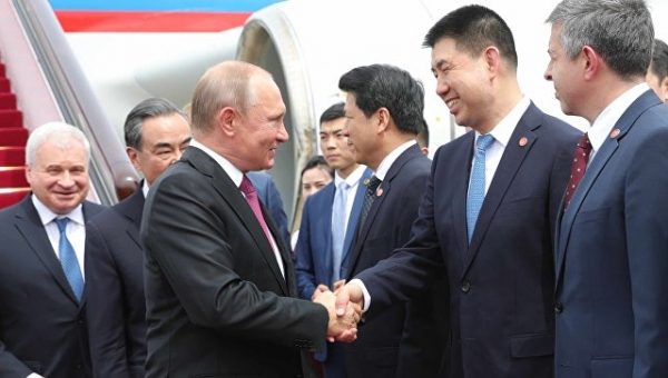 На встрече председателя КНР с Путиным военный оркестр сыграл "Катюшу"